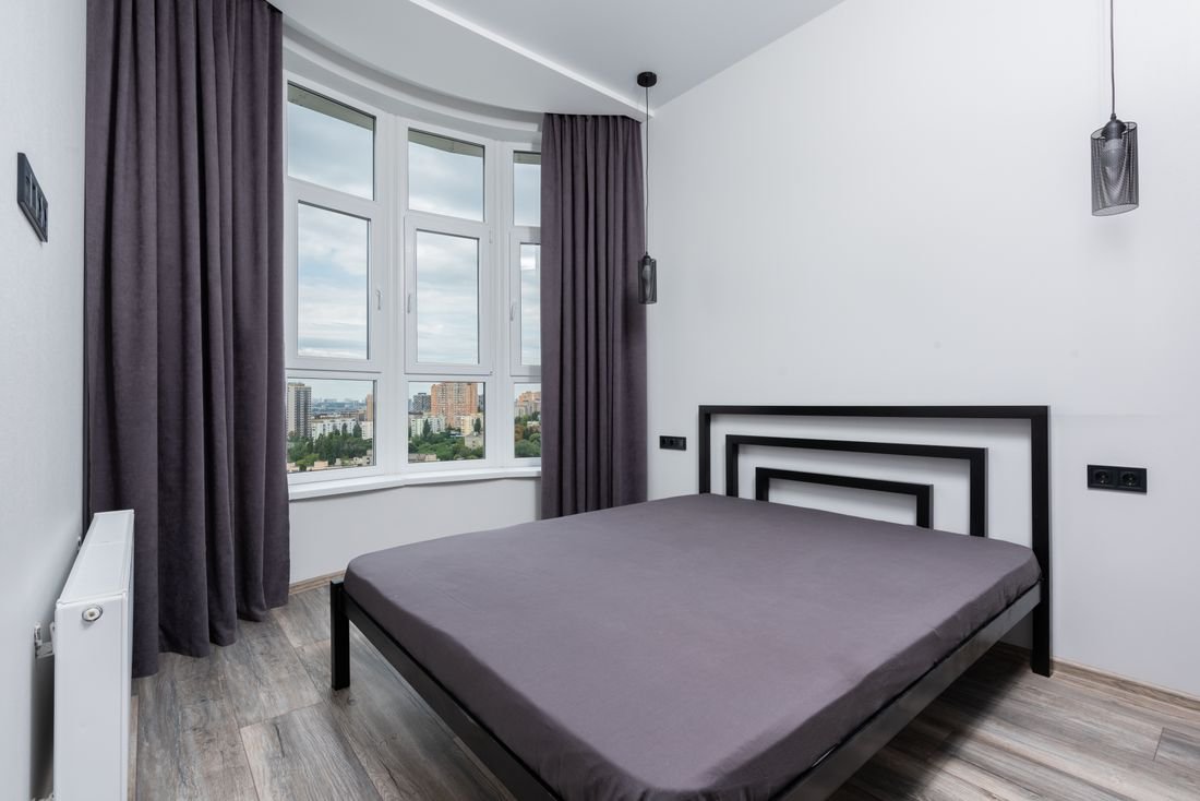 Dormitorio moderno con cortinas Blackout de oscurecimiento