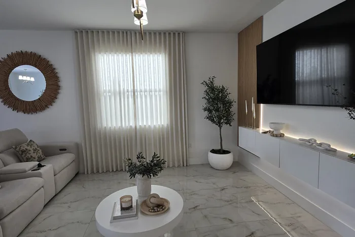 Sala moderna con piso de mármol y cortina a la medida