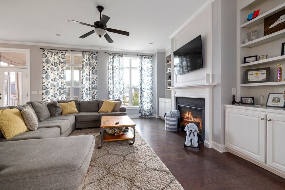 Sala acogedora con chimenea y cortinas
