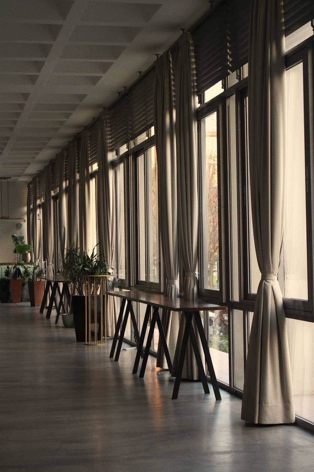 Pasillo elegante con cortinas altas