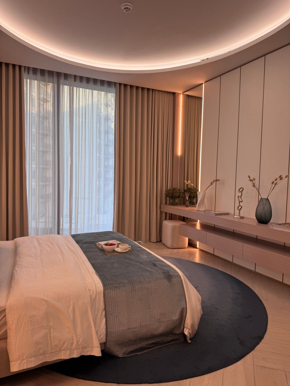 Dormitorio minimalista con cortinas de oscurecimiento