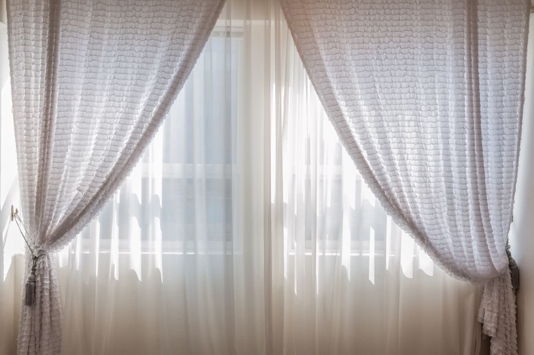 Cortinas Sheer translúcidas con luz natural